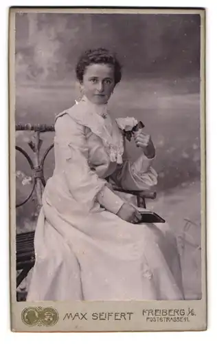 Fotografie Max Seifert, Freiberg i. S., Poststr. 11, Portrait bildschöne junge Frau elegant auf einer Holzbank sitzend