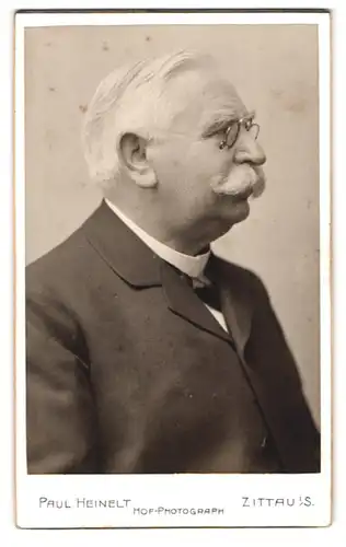 Fotografie Paul Heinelt, Zittau i. S., Frauenthorstr. 7, Portrait stattlicher Herr mit grauem Haar und Bart