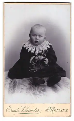 Fotografie Ernst Schroeter, Meissen, Obergasse 597, Portrait hübsches Kleinkind mit Spielzeugpferdchen in den Händen