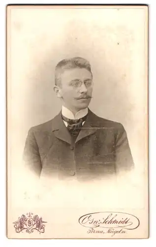Fotografie Osw. Schmidt, Pirna, Jakobäerstr., Portrait junger Mann mit Zwicker und Schnurrbart