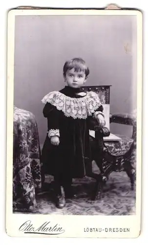 Fotografie Otto Martin, Dresden-Löbtau, Reisewitzerstr. 20, Portrait bildschönes kleines Mädchen im bestickten Samtkleid
