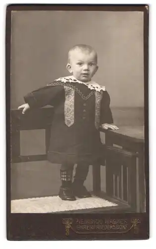 Fotografie Heinrich Wagner, Ehrenfriedersdorf, Chemnitzerstr., Portrait blonder kleiner Bube im bestickten Kostüm