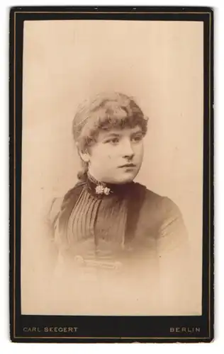 Fotografie Carl Seegert, Berlin, Gr. Frankfurterstr. 70, Portrait bildschönes Mädchen mit hübscher Brosche am Kragen