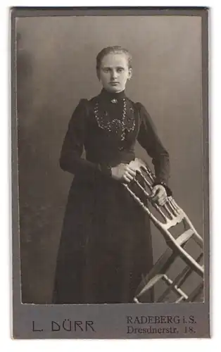 Fotografie L. Dürr, Radeberg i. S., Dresdnerstr. 18, Portrait schönes Fräulein im prachtvoll bestickten Kleid