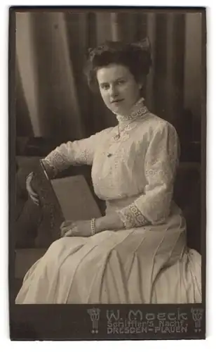 Fotografie W. Moeck, Dresden, Bienertstr. 14, Portrait bildschönes Fräulein mit Buch in den Händen