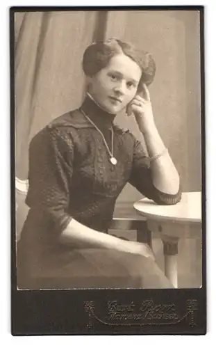 Fotografie Curt Born, Kamenz i. S., Portrait bildschönes Fräulein mit Hals- und Armkette