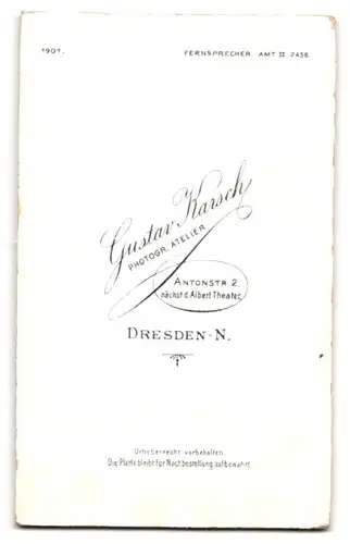 Fotografie Gustav Karsch, Dresden-N., Antonstr. 2, Portrait frecher Bube im Matrosenanzug und Mütze in der Hand