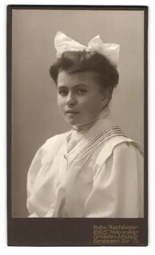 Fotografie Hahn Nachf., Dresden-A., Ferdinandstr. 11, Portrait dunkelhaariges Fräulein mit weisser Haarschleife