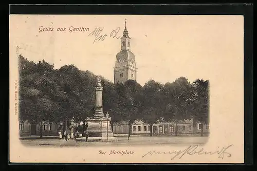 AK Genthin, Marktplatz mit Passanten am Denkmal