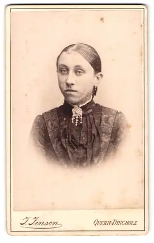 Fotografie J. Jensen, Quern-Dingholz, Portrait bildschönes Fräulein mit prachtvoller Brosche am Kleiderkragen