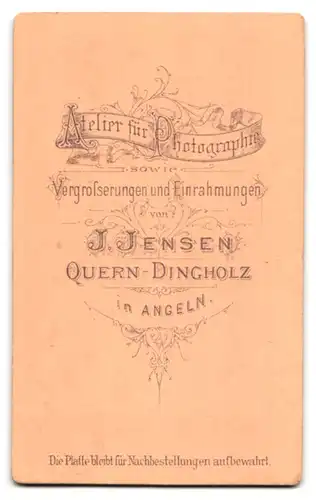 Fotografie J. Jensen, Quern-Dingholz, Portrait bildschönes Fräulein mit prachtvoller Brosche am Kleiderkragen