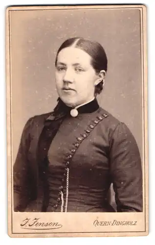 Fotografie J. Jensen, Quern-Dingholz, dunkelhaarige junge Frau mit Brosche am Kleiderkragen