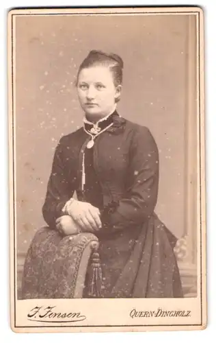 Fotografie J. Jensen, Quern-Dingholz, Portrait bildschönes Fräulein mit Brosche und Amulettkette