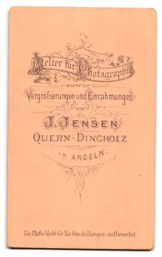 Fotografie J. Jensen, Quern-Dingholz, Portrait bildschönes Fräulein mit Brosche und Amulettkette