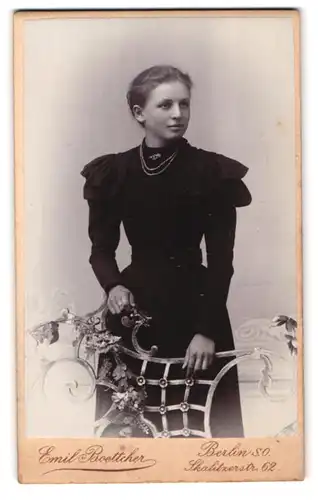 Fotografie Emil Boettcher, Berlin, Skalitzerstr. 62, Portrait einer elegant gekleideten jungen Frau mit Halskette