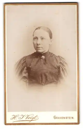 Fotografie H. J. Voigt, Gravenstein, Portrait elegant gekleidete Frau mit Brosche am Kleiderkragen