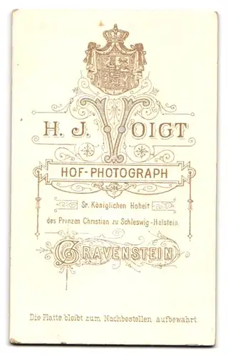 Fotografie H. J. Voigt, Gravenstein, Portrait elegant gekleidete Frau mit Brosche am Kleiderkragen