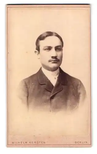 Fotografie Wilhelm Kersten, Berlin, Krausenstr. 40, Portrait charmanter junger Mann mit Oberlippenbart