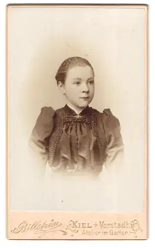 Fotografie Billström, Kiel, Vorstadt 9, Portrait bildschönes Mädchen mit Brosche am Kleiderkragen