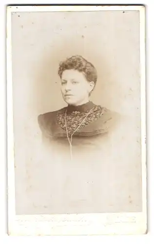 Fotografie Aug. Langerhans, Stade, Gr. Schmiedestr. 192, Portrait brünette Schönheit mit Rüschen am Kleid