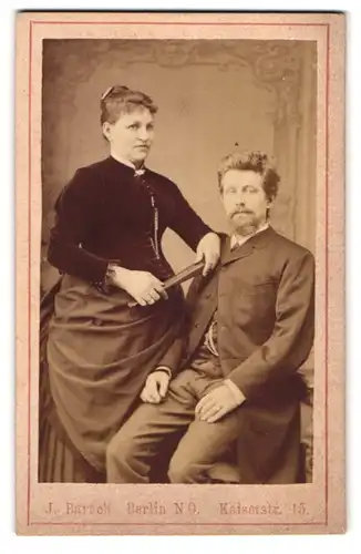 Fotografie J. Baruch, Berlin, Kaiserstr. 15, Portrait eines elegant gekleideten Paares