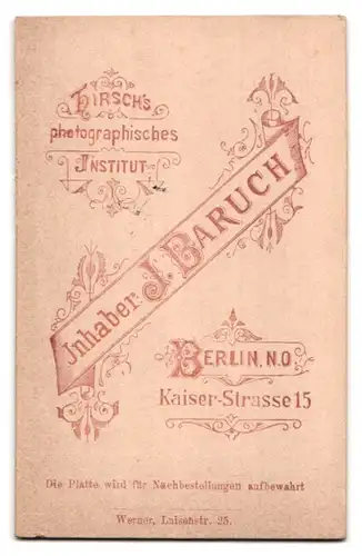 Fotografie J. Baruch, Berlin, Kaiserstr. 15, Portrait eines elegant gekleideten Paares