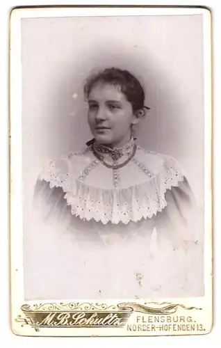 Fotografie M. B. Schultz, Flensburg, Norder-Hofenden 13, Portrait dunkelhaariges Fräulein in bestickter Bluse