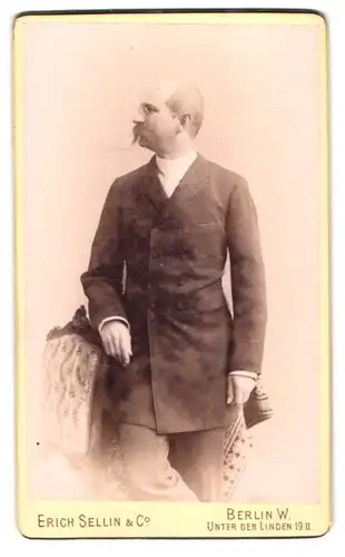 Fotografie Erich Sellin & Co., Berlin, Unter den Linden 19, Portrait stattlicher Herr mit Schnurrbart und Zwicker