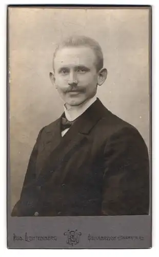 Fotografie Rud. Lichtenberg, Osnabrück, Möserstr. 24, Portrait charmanter junger Mann mit Schnurrbart