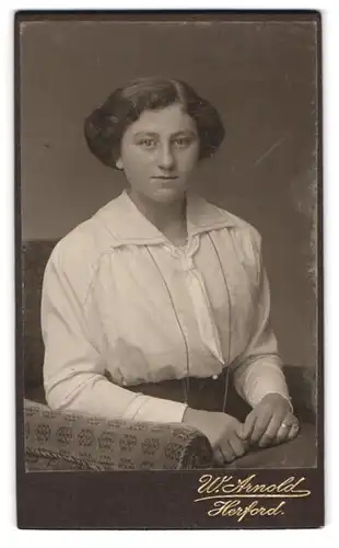 Fotografie W. Arnold, Herford, bildschönes Fräulein in eleganter weisser Bluse