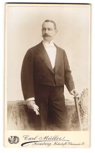 Fotografie Carl Müller, Hamburg, Hoheluft-Chaussée 35, Portrait stattlicher Herr im Anzug mit Schnurrbart
