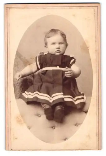 Fotografie H. Mehlert, Itzehoe, Breitestr. 14, Portrait niedliches kleines Mädchen im gestreiften Kleidchen