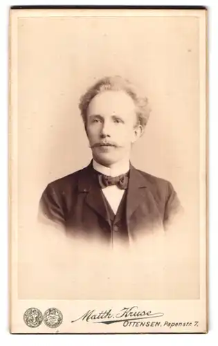 Fotografie Matth. Kruse, Ottensen, Papenstr. 7, Portrait blonder Herr mit Schnurrbart im Jackett