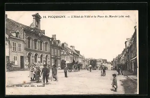 AK Picquigny, L`Hotel-de-Ville et la Place du Marche