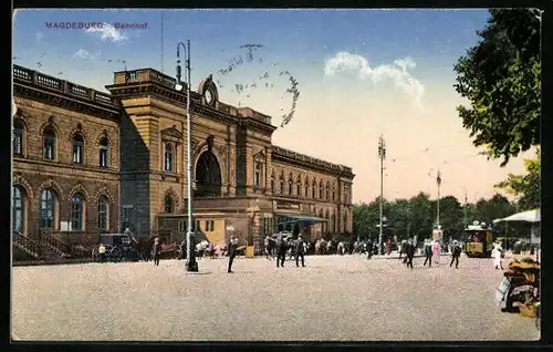 AK Magdeburg, Passanten auf der Strasse vor dem Hauptbahnhof