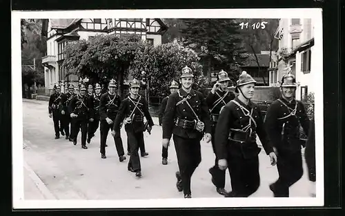 AK Interlaken, Feuerwehrzug zieht durch eine Strasse