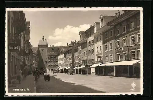 AK Waldshut a. Rh., Stadtansicht mit Hotel und Geschäften