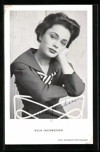 AK Schauspielerin Ulla Jacobsson, im sommerlichen Kleid auf einem Stuhl sitzend, Autograph