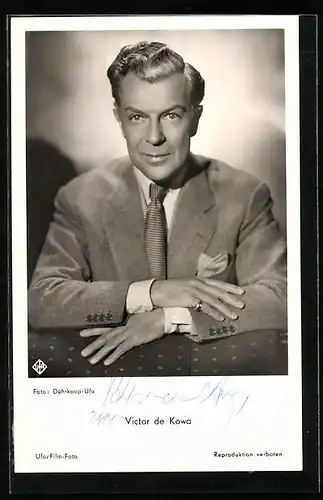 AK Schauspieler Victor de Kowa, Portrait im Anzug mit Autograph