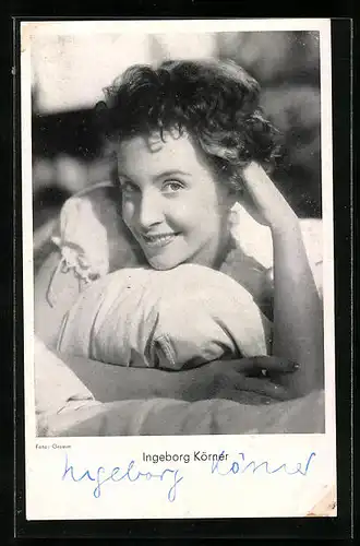 AK Schauspielerin Ingeborg Körner, Portrait mit dem kopf auf den Arm gestützt, Autograph