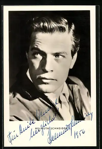 AK Schauspieler Helmuth Schneider, der Blick zur Seite gerichtet, Autograph