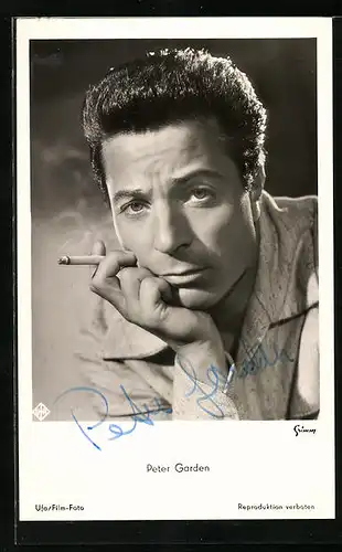 AK Schauspieler Peter Garden, mit Zigarette abgelichtet, Autograph