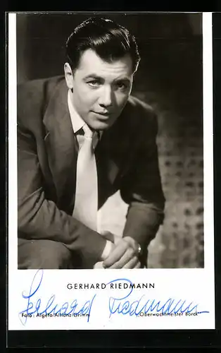 AK Schauspieler Gerhard Riedmann, als Oberwachtmeister Borck abgelichtet, Autograph