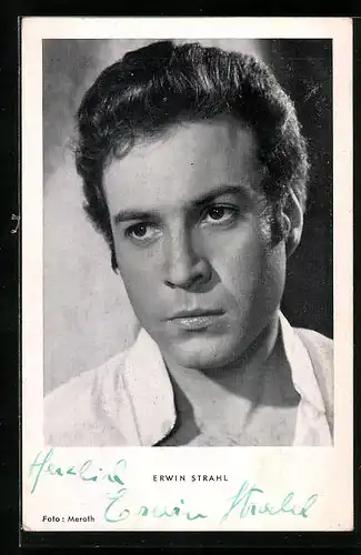 AK Schauspieler Erwin Strahl, im offenen Hemd abgelichtet, Autograph