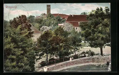 AK Droyssig, Kinder auf dem Platz, Blick zur Kirche