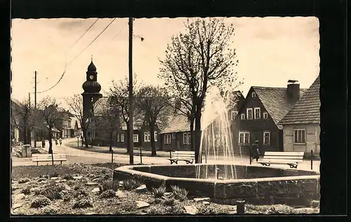 AK Frauenwald in Thür., Platz des Friedens mit Brunnen, Blick zur Kirche