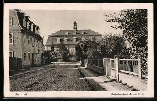 AK Herrnhut, Berthelsdorferstrasse mit Kirche