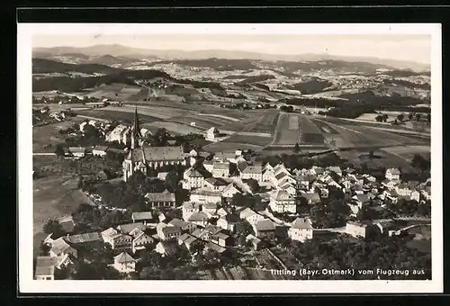 AK Tittling / Bayr. Ostmark, Totale mit Kirche, Flugzeugaufnahme