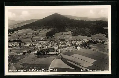 AK Hauzenberg / Bayer. Wald, Gesamtansicht mit Staffelberg, orig. Fliegeraufnahme