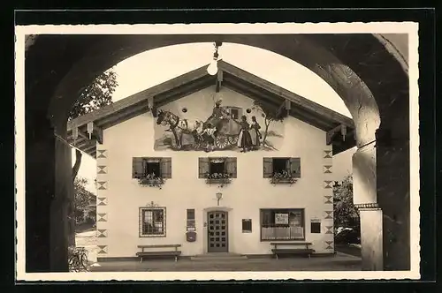 AK Unterwössen / Oberbayern, Postamt mit Fassadenmalerei